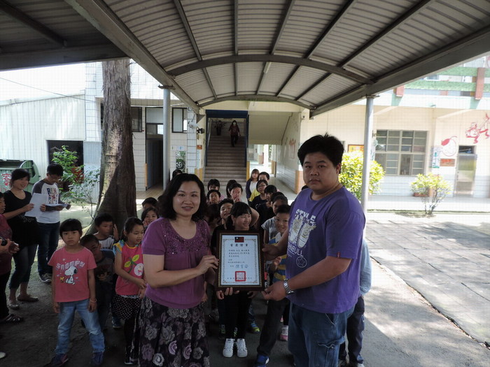利用慶祝兒童節機會，介紹全校師生認識本校家長會長，並頒發會長當選證書。